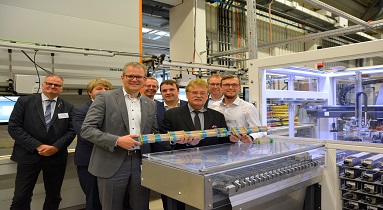 Bildunterschrift 1: Die Delegation rund um Elmar Brok (3.v.r) zeigte sich beeindruckt von der Produktion und der automatischen Tragschienenbestückungsanlage bei Weidmüller.