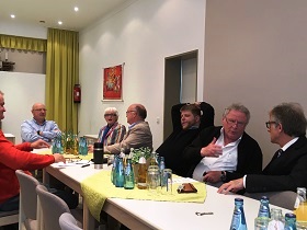 Pfarrer Andreas Gronemeier (rechts) im Gespräch mit Teilnehmern der Vorstandssitzung
