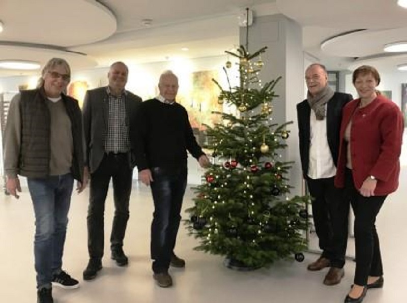 Bildunterzeile: Wnschen eine frohe Adventszeit: (v. links) Andreas Skoruppa, Friedrich Sundhoff, Cajus Caesar, Ernst Vallant und Birgit Tornau vor dem CDU-Weihnachtsbaum in Nationalfarben.