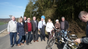 Die Landtagsabgeordneten Walter Kern und Klaus Voussem sowie Ortsunionschef Olaf Copony (4, 5. und 7.v.rechts) machen mit der CDU Langenholzhausen mobil für den Radwegebau. Die Landtagsabgeordneten Walter Kern und Klaus Voussem sowie Ortsunionschef Olaf Copony (4, 5. und 7.v.rechts) machen mit der CDU Langenholzhausen mobil für den Radwegebau.