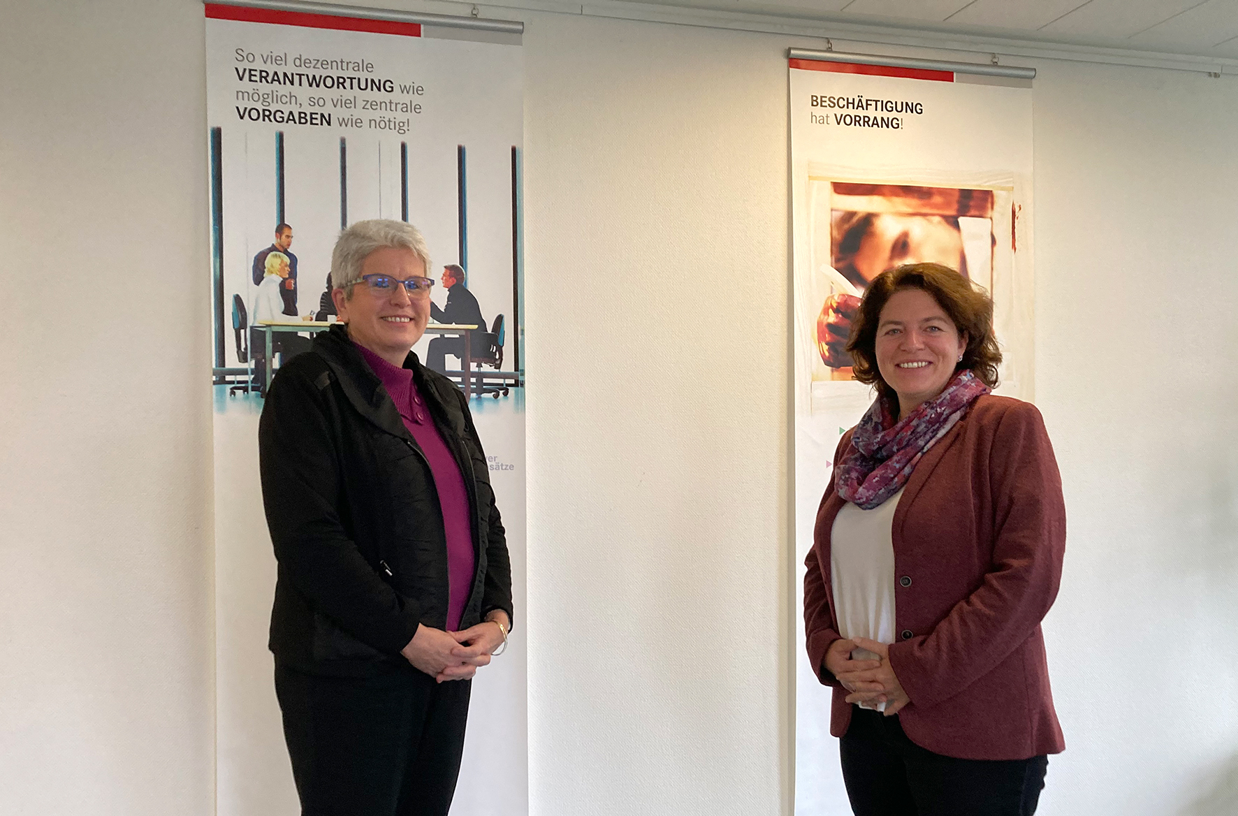 Bundestagsabgeordnete Kerstin Vieregge (rechts) und Barbara Schäfer, Leiterin der Agentur für Arbeit in Detmold, tauschen sich aus über die Herausforderungen des Fachkräftemangels für die heimische Wirtschaft.
