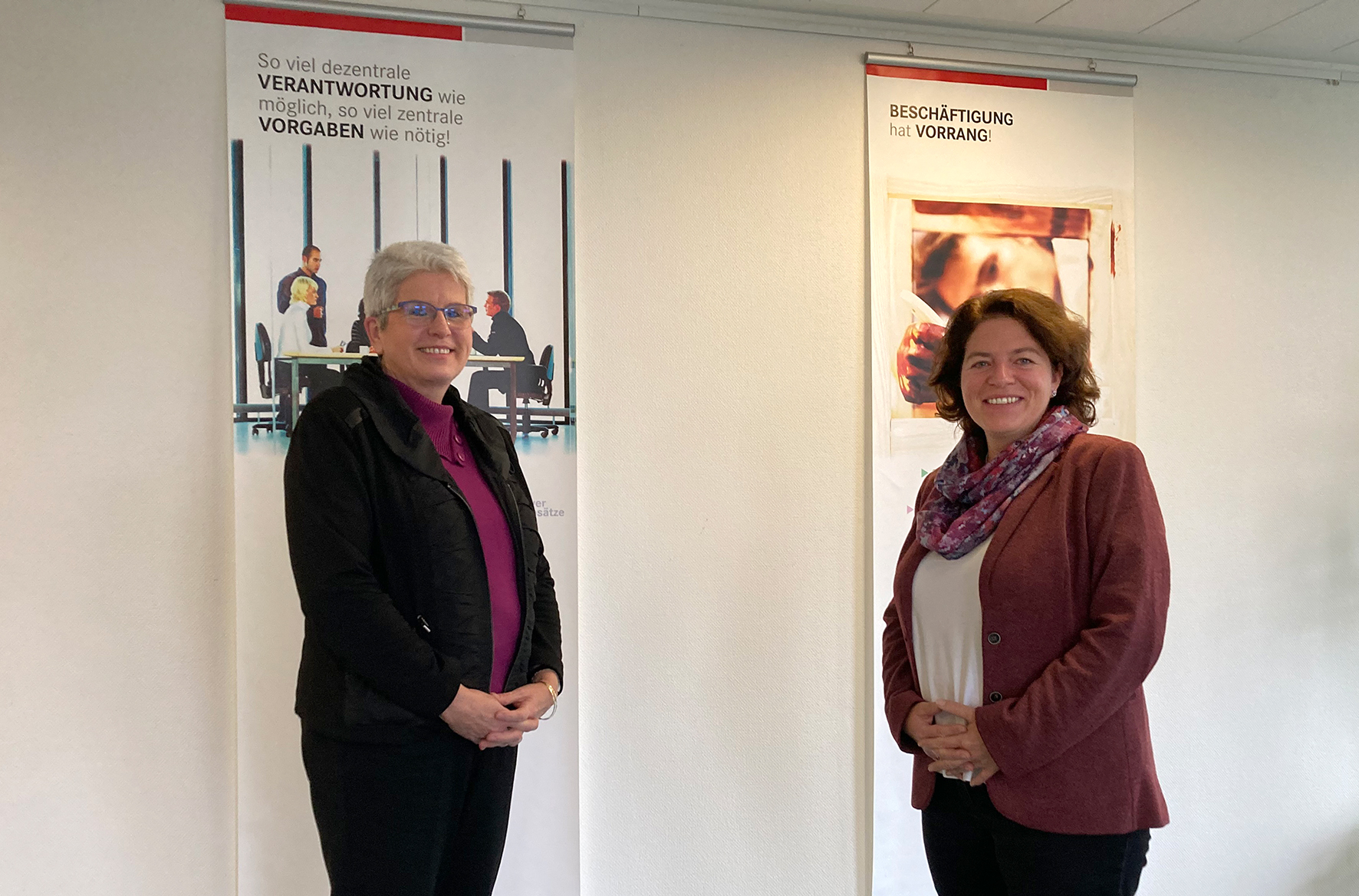 Bundestagsabgeordnete Kerstin Vieregge (rechts) und Barbara Schfer, Leiterin der Agentur fr Arbeit in Detmold, tauschen sich aus ber die Herausforderungen des Fachkrftemangels fr die heimische Wirtschaft.