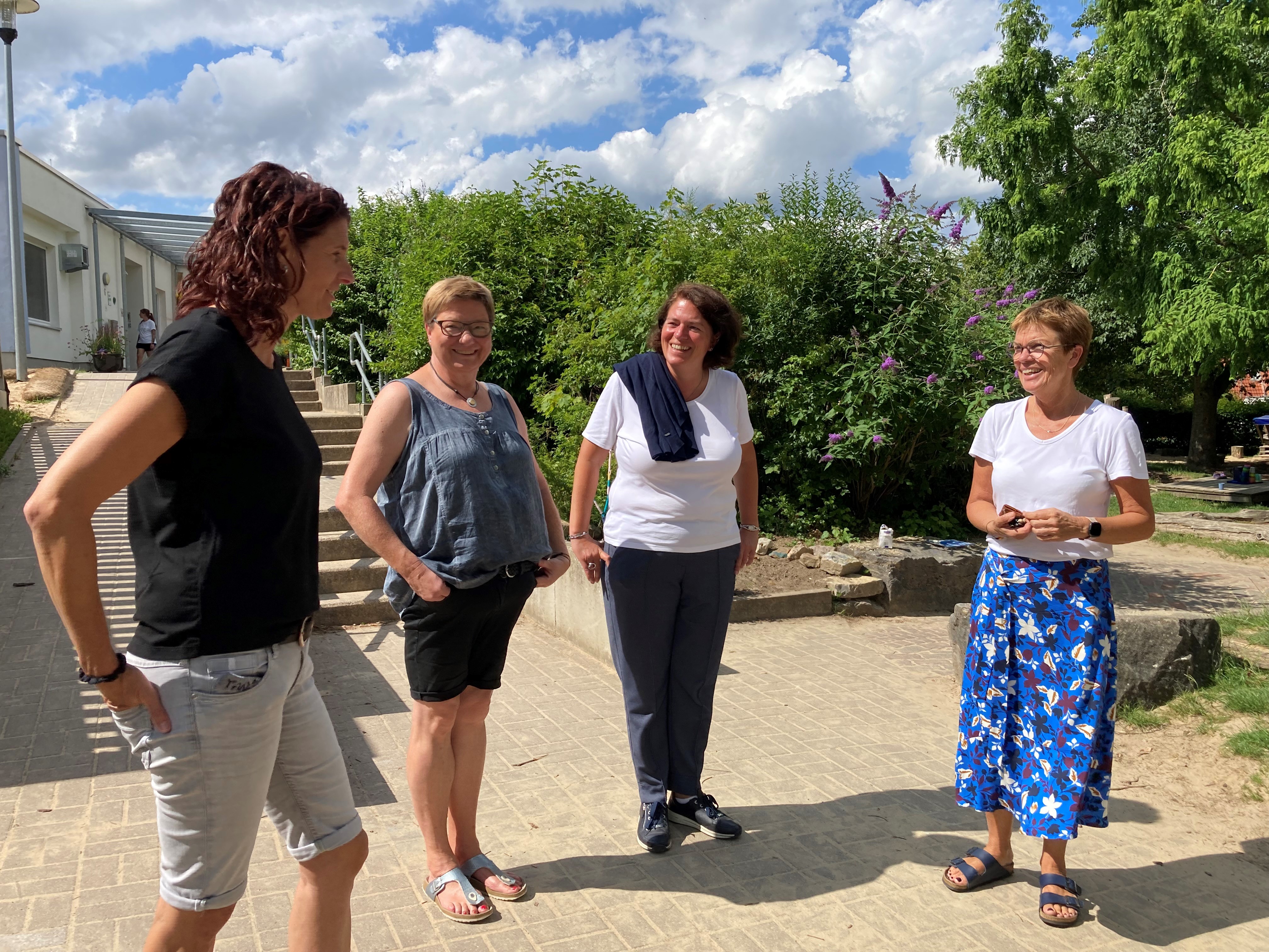 Kerstin Vieregge (2. v. rechts) informiert sich bei Kita-Leiterin Brbel Happ, Heike Hltke und Tanja Sllwold (v.rechts) ber das alltagsintegrierte Forschen in der Kita Abakus in Wendlinghausen