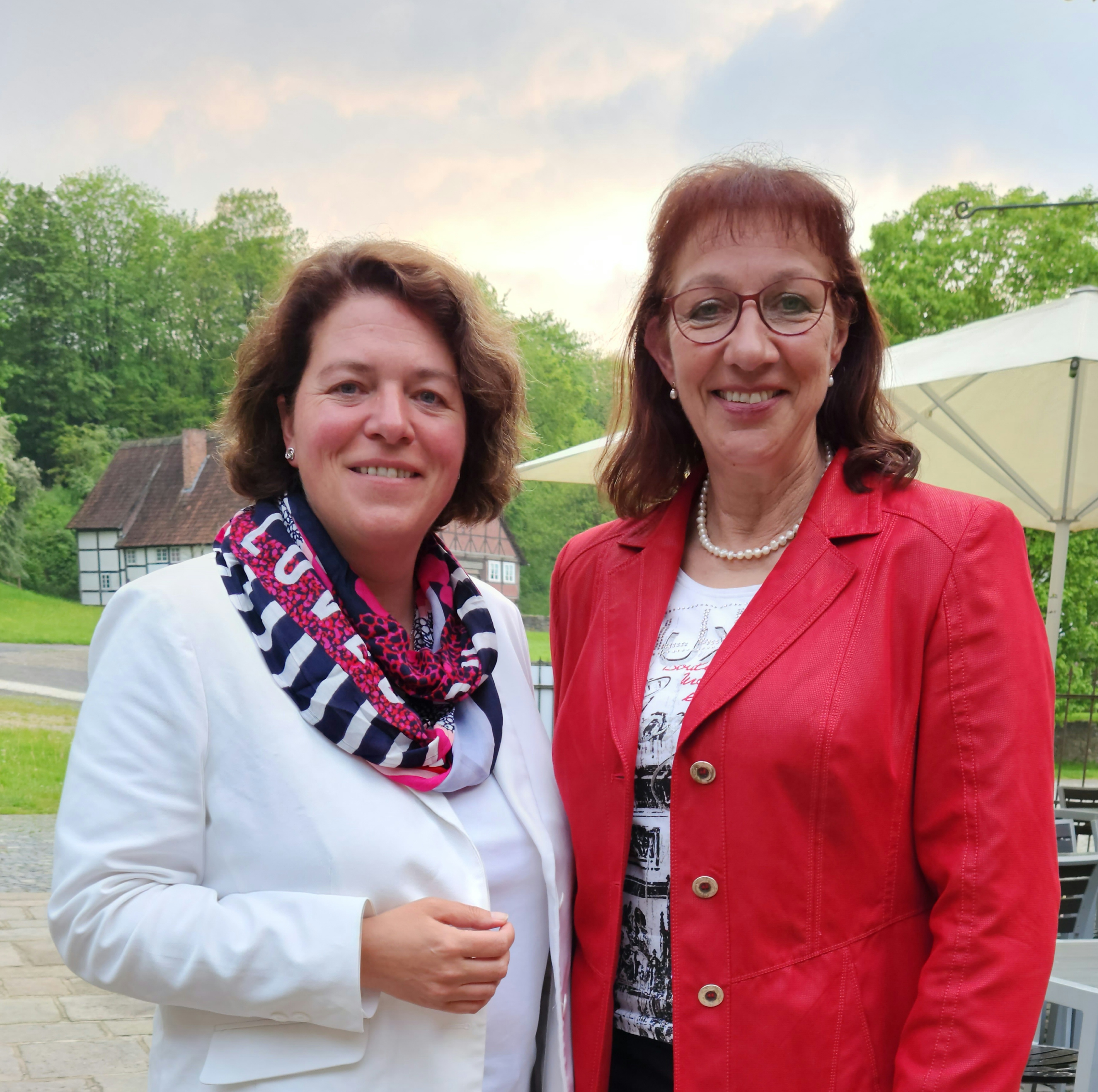Bundestagsabgeordnete Kerstin Vieregge (links) und Birgit Tornau, Vorsitzende der Frauen Union Lippe rufen auf zur Solidarität für ein 