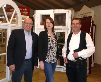 Walter Kern, MdL, Marina Wiemken und Guido Kramp (v. links) sprechen über Ausbildung des Fachkräftenachwuchses. Walter Kern, MdL, Marina Wiemken und Guido Kramp (v. links) sprechen über Ausbildung des Fachkräftenachwuchses.