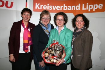 Ein lippisches Dankeschön an die Referentin aus Düsseldorf: MdL Ina Scharrenbach (3.v.links) sprach vor der Frauen Union Lippe in Lage zum Thema „Innere Sicherheit“. Es bedanken sich (v.links) Birgit Tornau (Vorsitzende Frauen Union Lippe), Heike Görder ( Ein lippisches Dankeschön an die Referentin aus Düsseldorf: MdL Ina Scharrenbach (3.v.links) sprach vor der Frauen Union Lippe in Lage zum Thema „Innere Sicherheit“. Es bedanken sich (v.links) Birgit Tornau (Vorsitzende Frauen Union Lippe), Heike Görder (