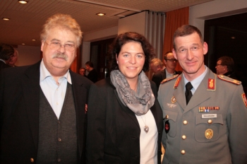 Gestalteten ein CDU-Bürgerforum in Lage: (v.li.) EU-Abgeordneter Elmar Brok, die CDU-Kreisvorsitzende und Bundestagskandidatin Kerstin Vieregge und der Augustdorfer Brigade-General Kai Ronald Rohrschneider, künftiger Stabschef der US-Armee in Wiesbaden. Gestalteten ein CDU-Bürgerforum in Lage: (v.li.) EU-Abgeordneter Elmar Brok, die CDU-Kreisvorsitzende und Bundestagskandidatin Kerstin Vieregge und der Augustdorfer Brigade-General Kai Ronald Rohrschneider, künftiger Stabschef der US-Armee in Wiesbaden.