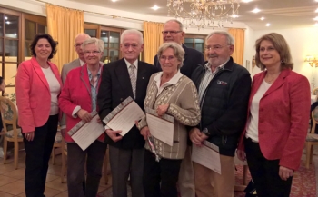 Die Geehrten der CDU Oerlinghausen mit der wieder gewählten Vorsitzenden Angelika Lindner (rechts) und der CDU-Kreisvorsitzenden und Bundestagskandidatin Kerstin Vieregge (links) Die Geehrten der CDU Oerlinghausen mit der wieder gewählten Vorsitzenden Angelika Lindner (rechts) und der CDU-Kreisvorsitzenden und Bundestagskandidatin Kerstin Vieregge (links)
