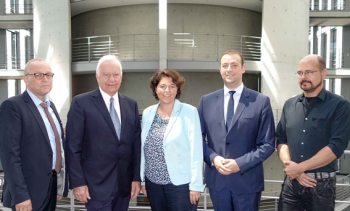 Treffen für den Breitbandausbau in Lippe: (v.li.) Dr. Stefan Ostrau (Kreis Lippe), MdB Cajus Caesar, Kerstin Vieregge (CDU Lippe-Kreisvorsitzende), Daniel Knohr (Breitbandbüro des Bundes), Ulrich Stephanides (Kreis Lippe) Treffen für den Breitbandausbau in Lippe: (v.li.) Dr. Stefan Ostrau (Kreis Lippe), MdB Cajus Caesar, Kerstin Vieregge (CDU Lippe-Kreisvorsitzende), Daniel Knohr (Breitbandbüro des Bundes), Ulrich Stephanides (Kreis Lippe)