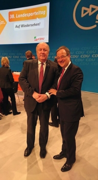 Gratulation: CDU NRW-Fraktionschef Armin Laschet (re.) gratuliert Heinrich Zertik (li.) zu seiner Wiederwahl in den Landesvorstand der Partei. Gratulation: CDU NRW-Fraktionschef Armin Laschet (re.) gratuliert Heinrich Zertik (li.) zu seiner Wiederwahl in den Landesvorstand der Partei.